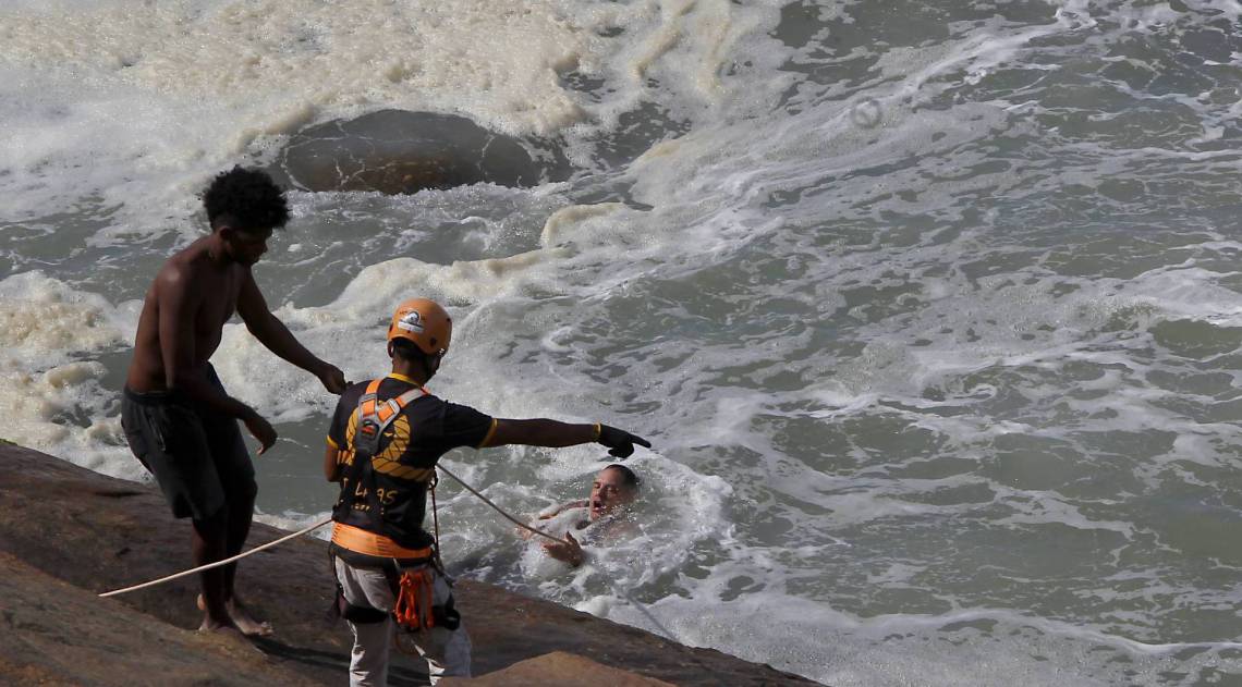 Casal estava se banhando na Praia do Secreto quando foi atingido por uma onda - Luciano Belford/Ag&ecirc;ncia O Dia