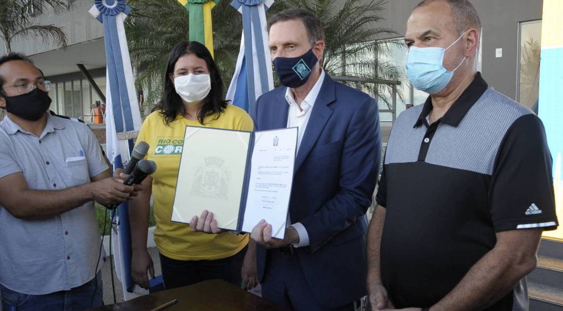 Decreto mudando o nome da ciclovia foi assinado pelo prefeito Marcelo Crivella neste domingo  - Marco Antônio Rezende/ Prefeitura do Rio