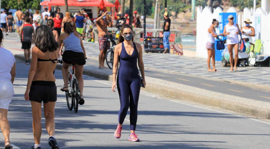 Patrícia Poeta faz caminhada na orla de Ipanema