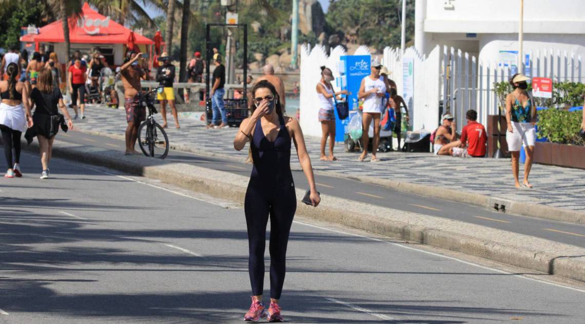 Patrícia Poeta faz caminhada na orla de Ipanema