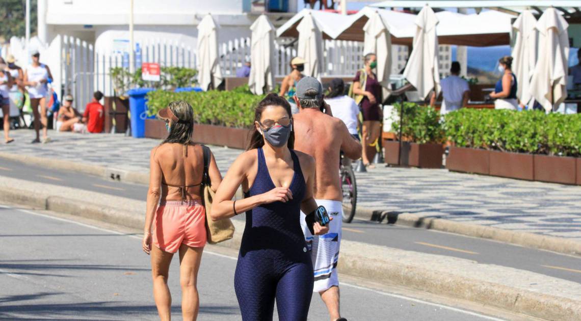 PatrÃ­cia Poeta faz caminhada na orla de Ipanema