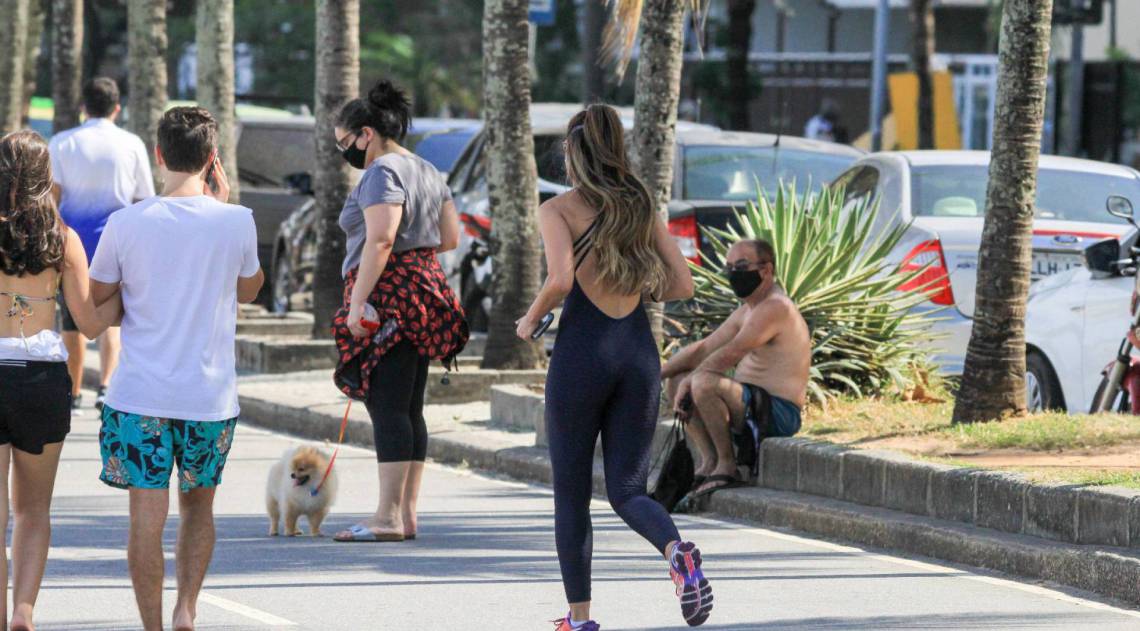 Patrícia Poeta faz caminhada na orla de Ipanema