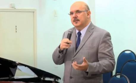 Milton Ribeiro acerta ida ao Congresso para dar explicações sobre influência de pastores no MEC