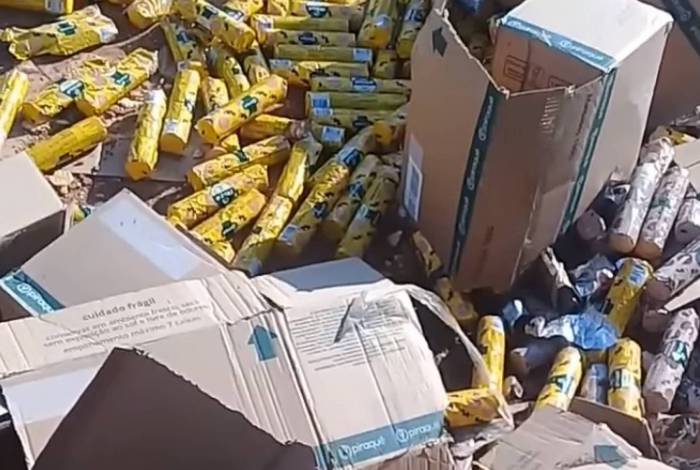 V&iacute;deo: Carga com biscoito da 'vaquinha' tomba na Washington Luiz, em Duque de Caxias