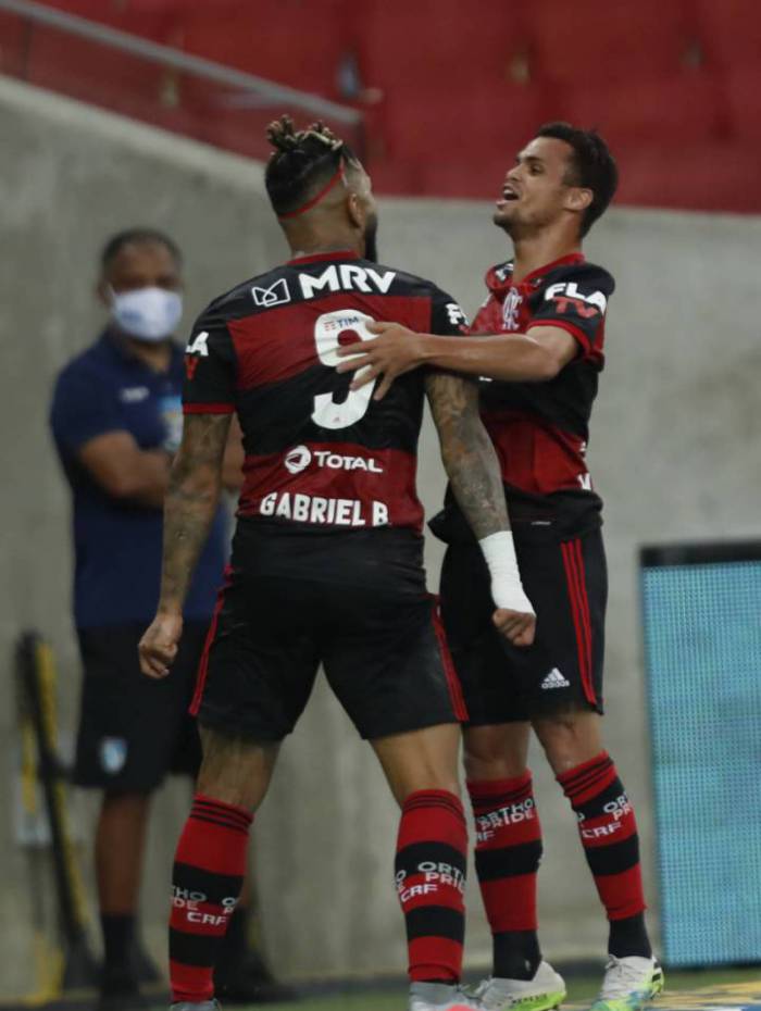 Gabigol (9) e Michael comemoram o gol da vitória do Flamengo diante do Fluminense, no Maraca