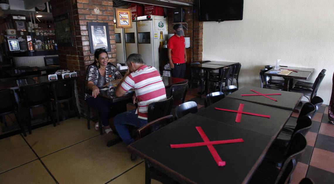 A dist&acirc;ncia m&iacute;nima entre as mesas em ambientes internos passa de 2 metros para 1,5 metro - Luciano Belford