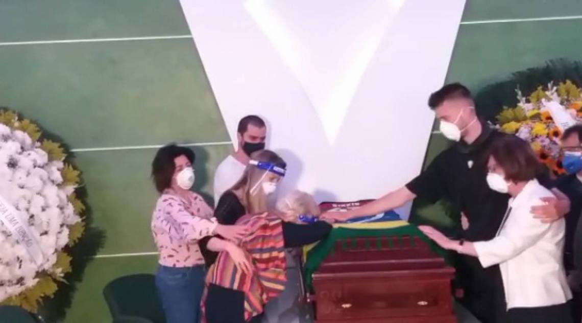 Liliana Sirkis, mãe de Alfredo, se emocionou ao se despedir do filho