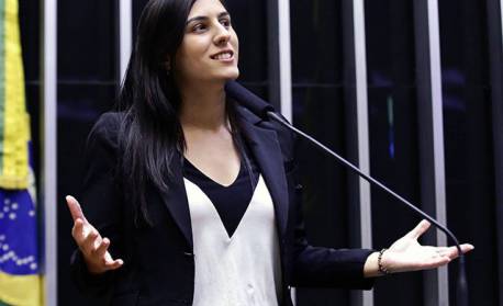 Deputada bolsonarista é condenada a pagar multa de R$ 50 mil por postagem polêmica