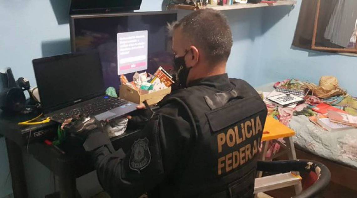 Policial faz perícia em computador de suspeito 