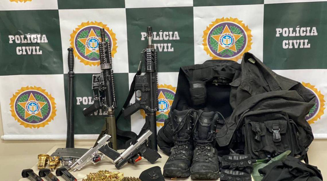 Com o bando a polícia apreendeu fuzis e pistolas 