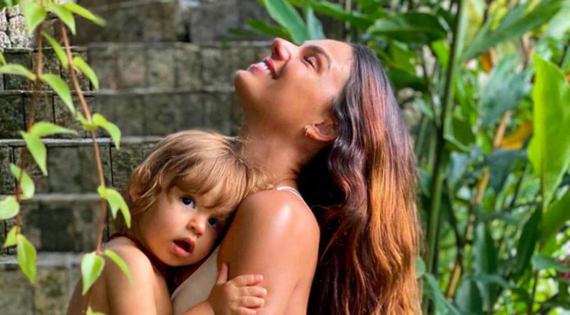 Isis Valverde surge ao lado do filho e recebe elogios: 'fofos'