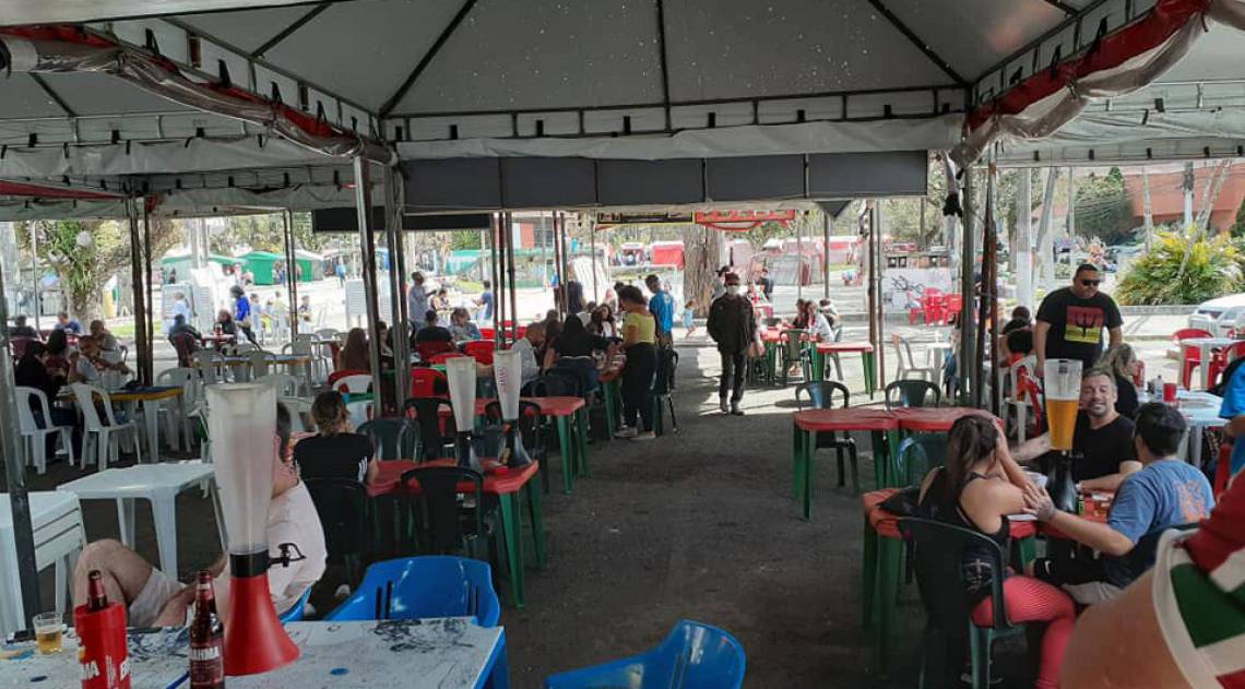 Movimento na praça de alimentação da Feirante no último final de semana