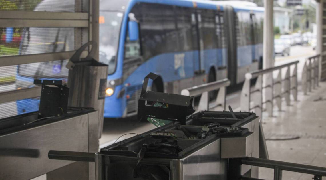 Cen&aacute;rio cr&iacute;tico na esta&ccedil;&atilde;o do BRT Rede Sarah, fechada desde abril - Ricardo Cassiano/Ag&ecirc;ncia O Dia