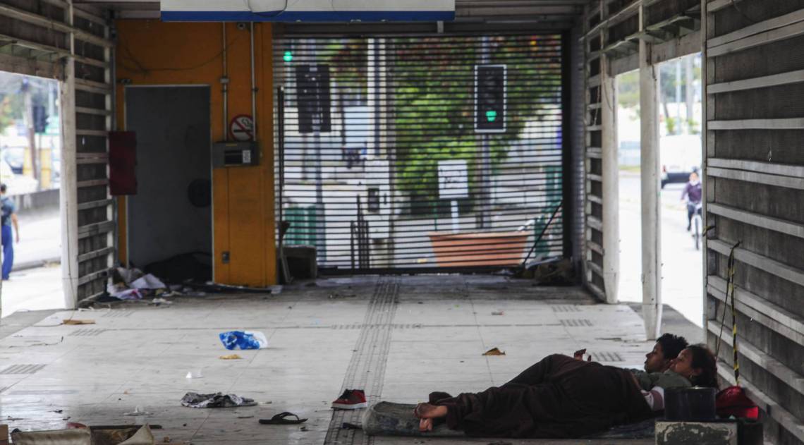 Rio, 15/07/2020  - ESPECIAL - Depredacao e vandalismo nas estacoes do BRT, Transcarioca. Estacao Arroio Pavuna. Na foto: Moaradores de rua na estacao. Jacarepagua, zona oeste  do Rio. Foto: Ricardo Cassiano/Agencia O Dia