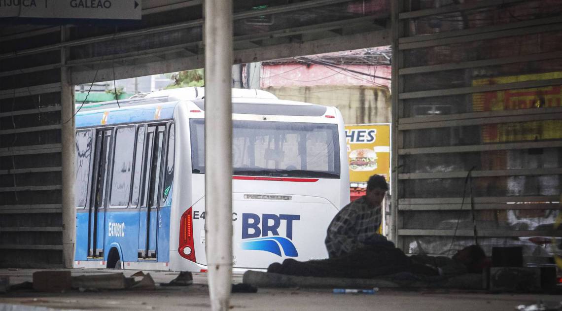 Rio, 15/07/2020  - ESPECIAL - Depredacao e vandalismo nas estacoes do BRT, Transcarioca. Estacao Arroio Pavuna. Na foto: Moaradores de rua na estacao. Jacarepagua, zona oeste  do Rio. Foto: Ricardo Cassiano/Agencia O Dia