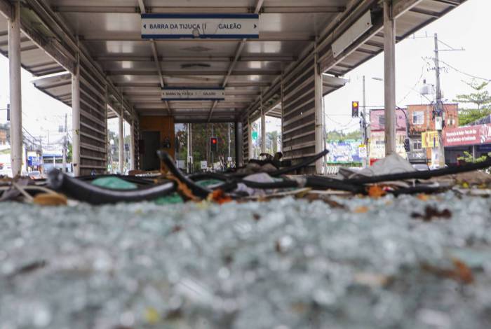 Estações do BRT sofrem com frequentes atos de vandalismo