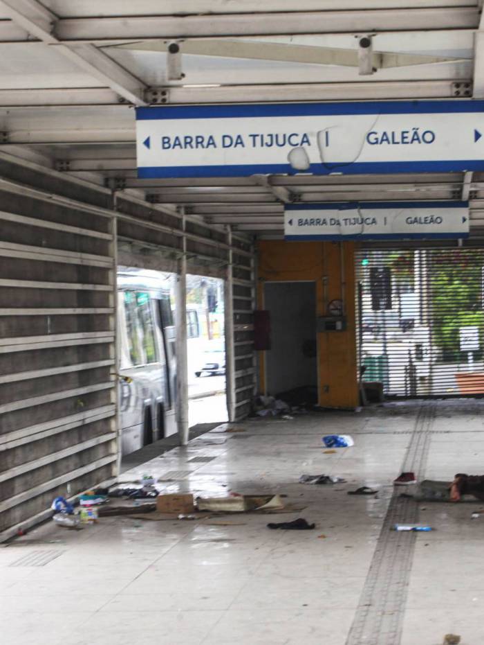 Rio, 15/07/2020  - ESPECIAL - Depredacao e vandalismo nas estacoes do BRT, Transcarioca. Estacao Arroio Pavuna. Na foto: Moaradores de rua na estacao. Jacarepagua, zona oeste  do Rio. Foto: Ricardo Cassiano/Agencia O Dia