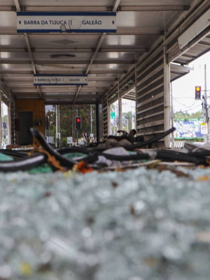 Estações do BRT sofrem com frequentes atos de vandalismo