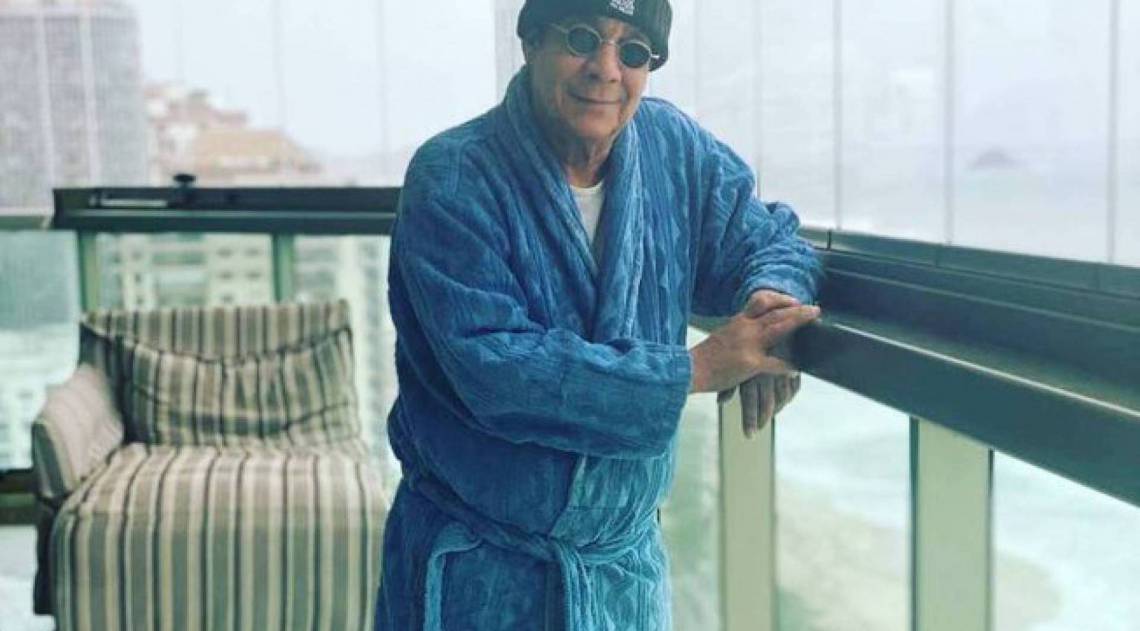 Zeca Pagodinho exibe look de inverno
