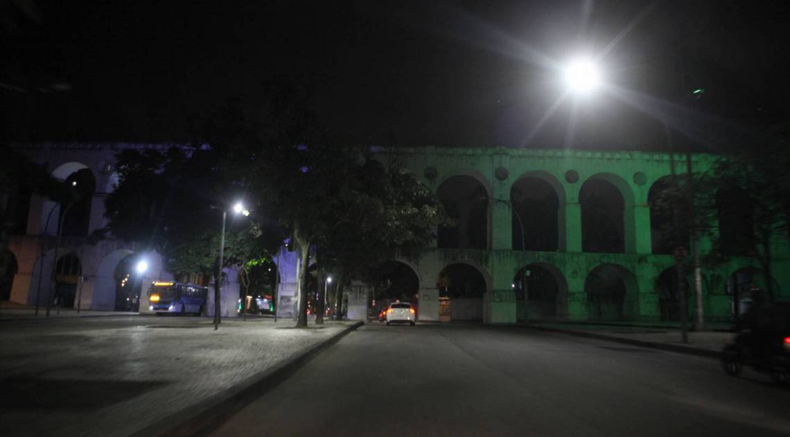 Rio, 16/07/2020 - CORONAVIRUSRIO - Bairro da Lapa completamente vazio na noite de quinta feria, bares e ruas vaizias. Esquina das rua do Lavradio com Av. Mem de Sa. Centro do Rio. Foto: Ricardo Cassiano/Agencia O Dia