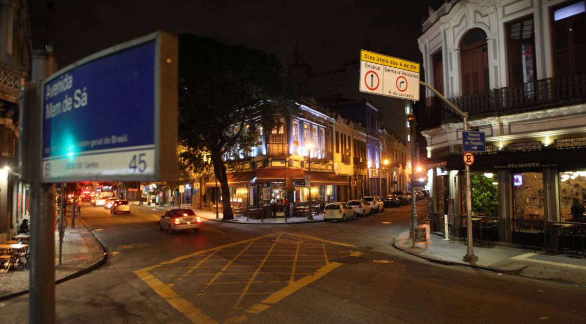 Rio, 16/07/2020 - CORONAVIRUSRIO - Bairro da Lapa completamente vazio na noite de quinta feria, bares e ruas vaizias. Esquina das rua do Lavradio com Av. Mem de Sa. Centro do Rio. Foto: Ricardo Cassiano/Agencia O Dia