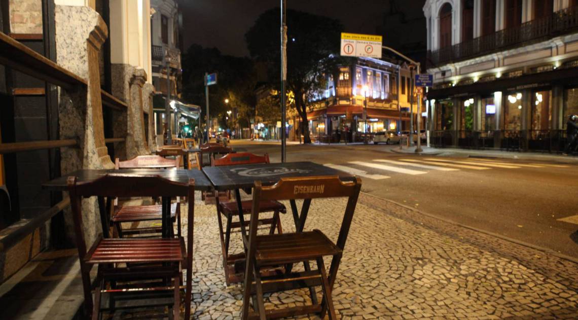 Bairro da Lapa completamente vazio na noite de quinta feira - Ricardo Cassiano/Agencia O Dia