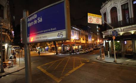 Adolescente é apreendido na Lapa pelo furto de celular de turista americano