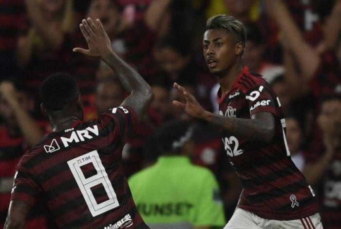Dirigente do Flamengo ironiza interesse do Benfica em Gerson e Bruno Henrique: Faz o cheque