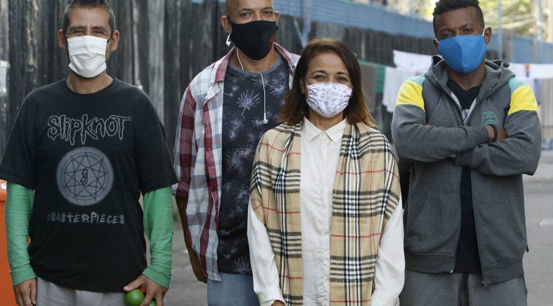 Rio de Janeiro - RJ - 17/07/2020 - Geral - Abrigo da prefeitura no Sambodromo - Como estao vivendo os moardores de rua abrigados no Sambodromo - na foto, Alexandre Fidelis (esquerda de blusa preta), Fabricio Fagundes (centro), Wendell Santos Graça (direita) e Maria Celia Vasconcelos - Foto Reginaldo Pimenta / Agencia O Dia