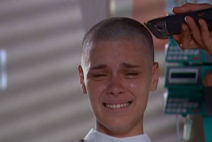 'La&ccedil;os de Fam&iacute;lia' ficou eternizada pela cena em que Camila (Carolina Dieckmann) tem cabe&ccedil;a raspada - Reprodu&ccedil;&atilde;o/TV Globo