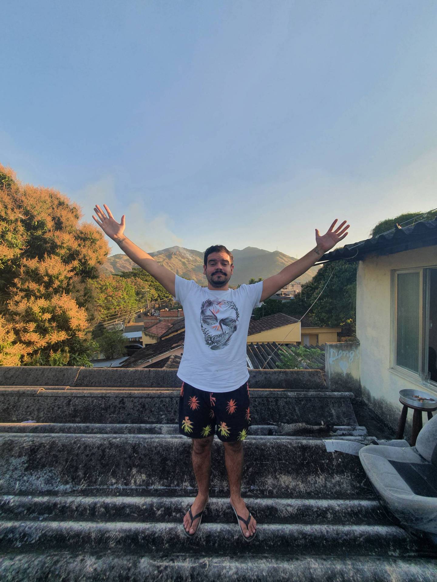 Comediante faz piada para divulgar o comércio do bairro. Vídeos da internet são gravados no telhado da casa dele - DIVULGAÇÃO