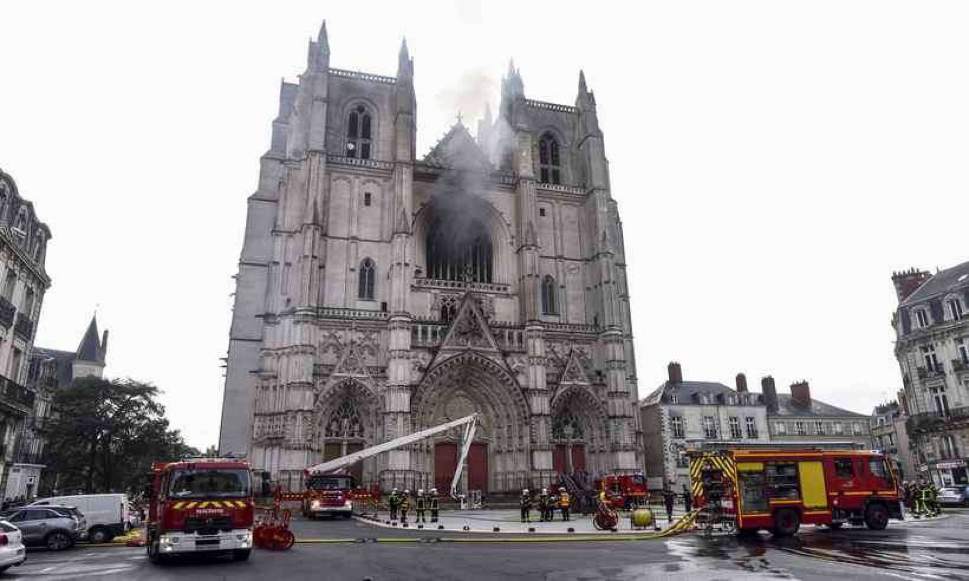 Incêndio destrói órgão de catedral de Nantes, na França