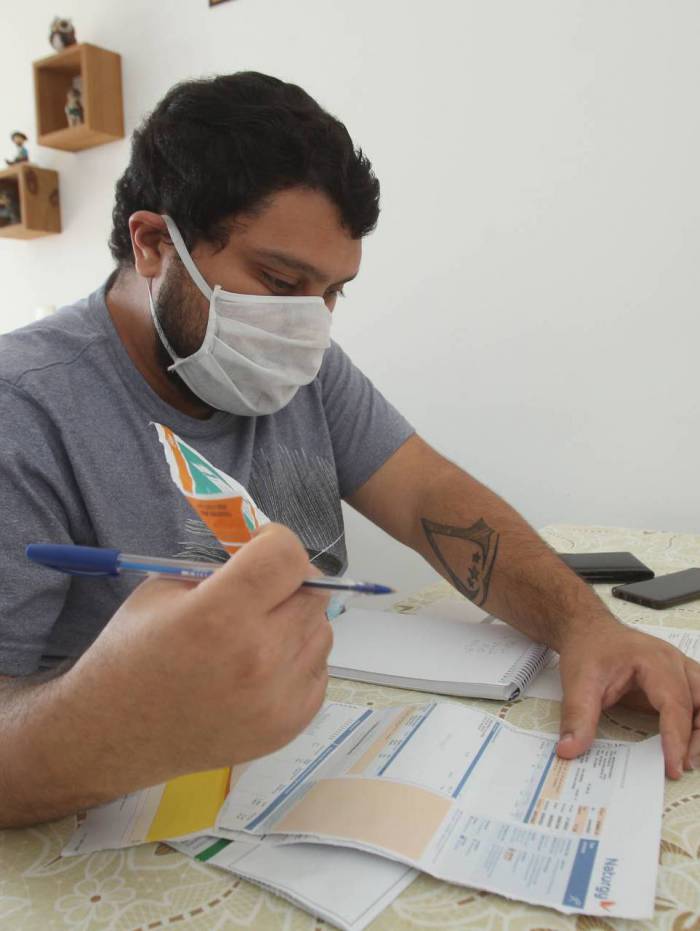 O enfermeiro Anderson Pereira foi impedido de trabalhar. Assim como outros, ele tem contas atrasadas