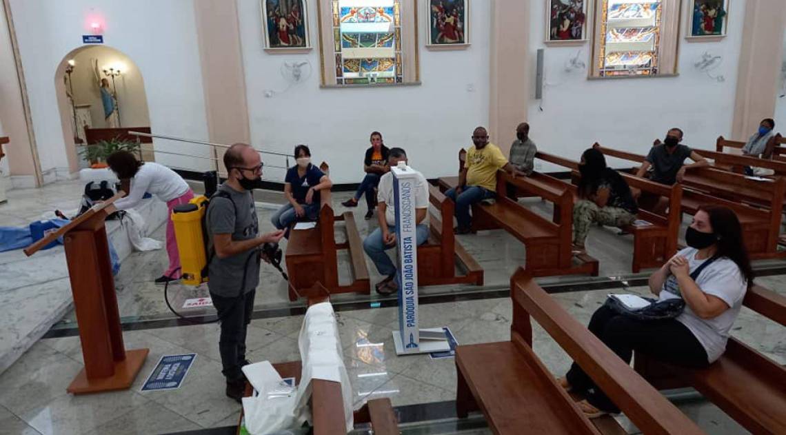 Fiéis e representantes da Igreja receberam orientações de como executar a sanitização do templo no período da pandemia.