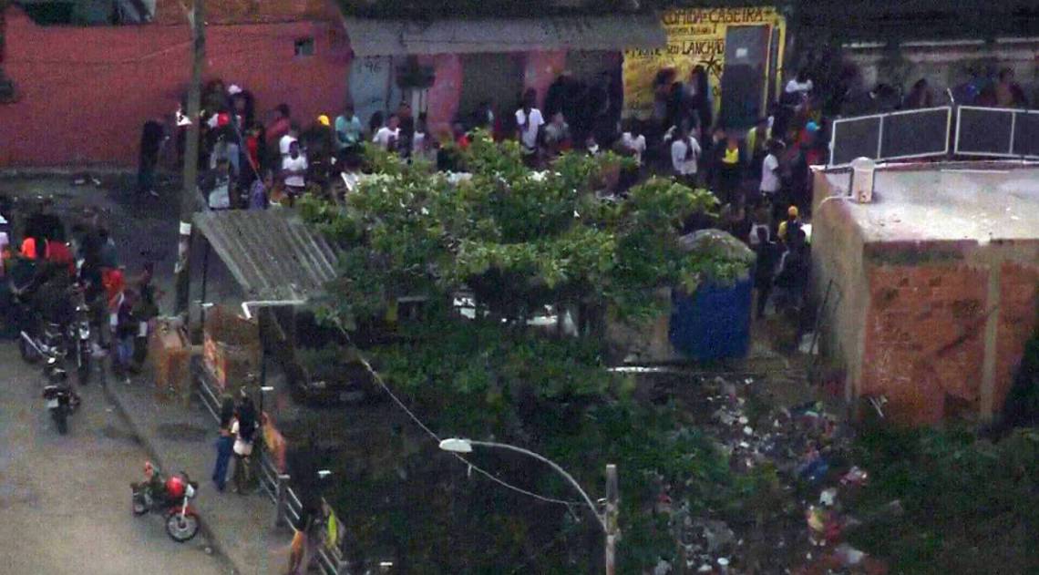 Imagens mostram baile funk na Cidade de Deus