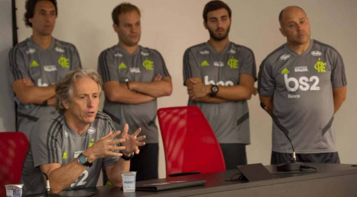 Jorge Jesus e sua comiss&atilde;o t&eacute;cnica - Alexandre Vidal / Flamengo