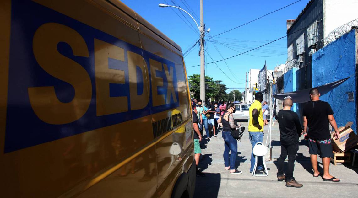 Rio,20/07/2020 -COVID-19 -CORONAVIRUS, PENHA, Agencia dos Correios,grande movimentacao de pessoas na porta dos  correios da Rua Belizario Pena. Na foto, pessoas na fila.Foto: Cleber Mendes/Agência O Dia