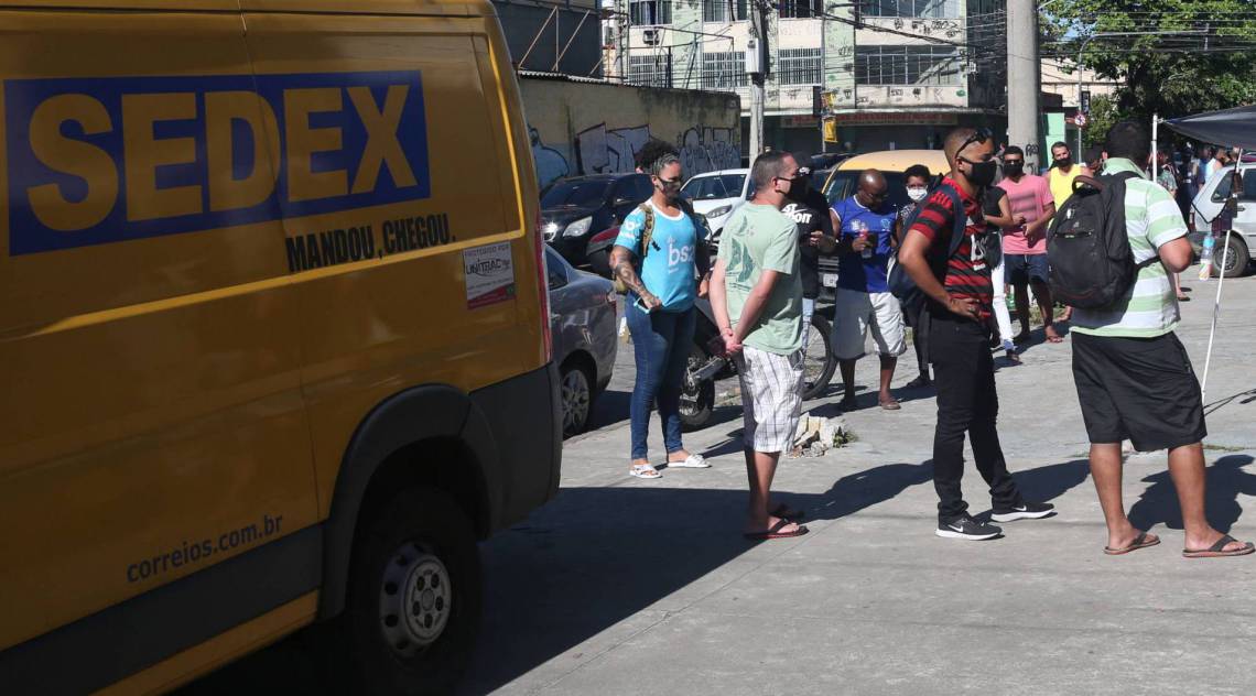 Rio,20/07/2020 -COVID-19 -CORONAVIRUS, PENHA, Agencia dos Correios,grande movimentacao de pessoas na porta dos  correios da Rua Belizario Pena. Na foto, pessoas na fila.Foto: Cleber Mendes/Agência O Dia