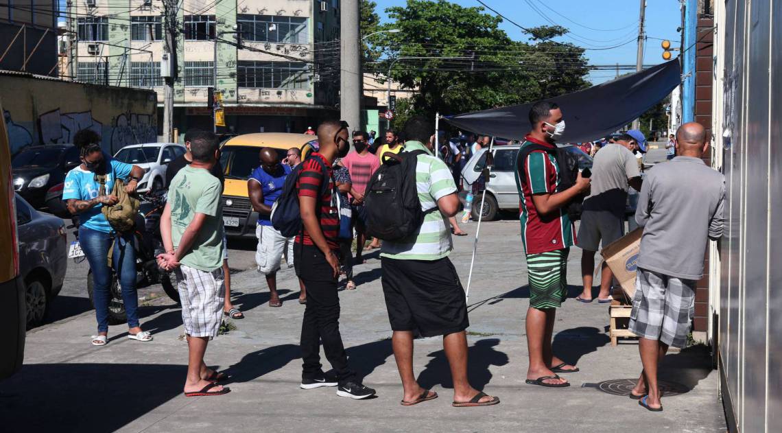 Rio,20/07/2020 -COVID-19 -CORONAVIRUS, PENHA, Agencia dos Correios,grande movimentacao de pessoas na porta dos  correios da Rua Belizario Pena. Na foto, pessoas na fila.Foto: Cleber Mendes/Agência O Dia