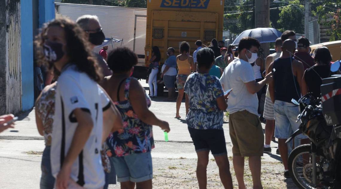 Rio,20/07/2020 -COVID-19 -CORONAVIRUS, PENHA, Agencia dos Correios,grande movimentacao de pessoas na porta dos  correios da Rua Belizario Pena. Na foto, pessoas na fila.Foto: Cleber Mendes/Agência O Dia