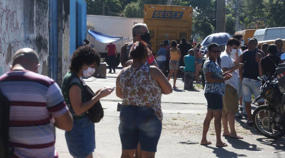 Rio,20/07/2020 -COVID-19 -CORONAVIRUS, PENHA, Agencia dos Correios,grande movimentacao de pessoas na porta dos  correios da Rua Belizario Pena. Na foto, pessoas na fila.Foto: Cleber Mendes/Agência O Dia - Cléber Mendes
