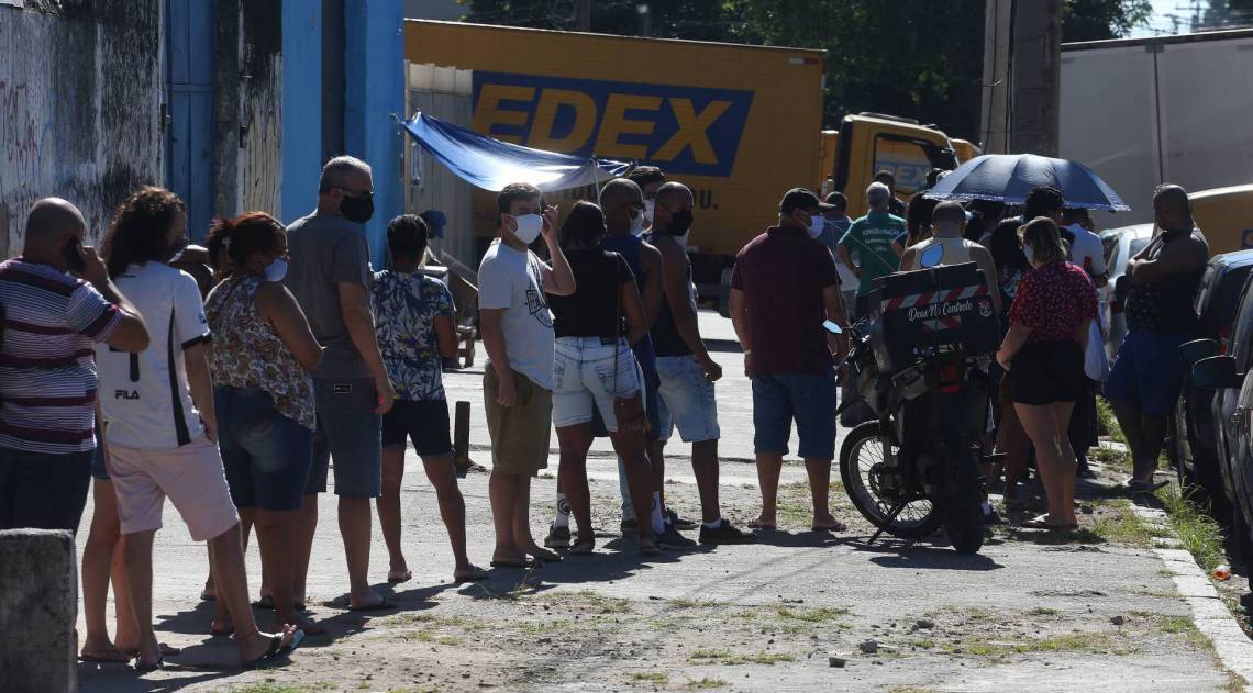 Rio,20/07/2020 -COVID-19 -CORONAVIRUS, PENHA, Agencia dos Correios,grande movimentacao de pessoas na porta dos  correios da Rua Belizario Pena. Na foto, pessoas na fila.Foto: Cleber Mendes/Agência O Dia