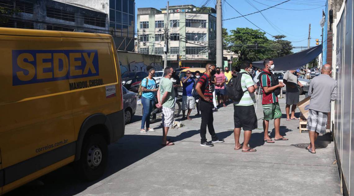 Rio,20/07/2020 -COVID-19 -CORONAVIRUS, PENHA, Agencia dos Correios,grande movimentacao de pessoas na porta dos  correios da Rua Belizario Pena. Na foto, pessoas na fila.Foto: Cleber Mendes/Agência O Dia