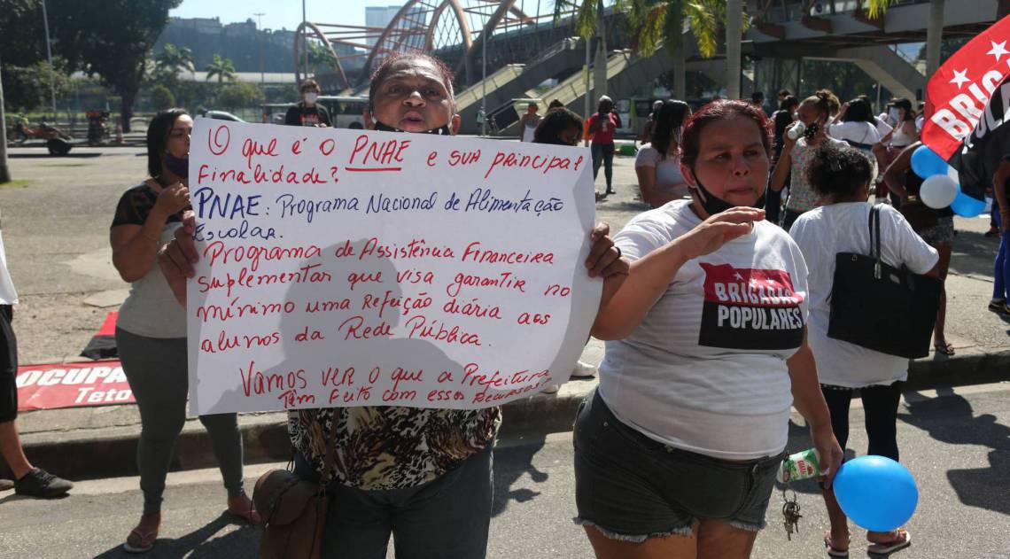 Pais de alunos fizeram manifestação em frente à prefeitura - Cléber Mendes