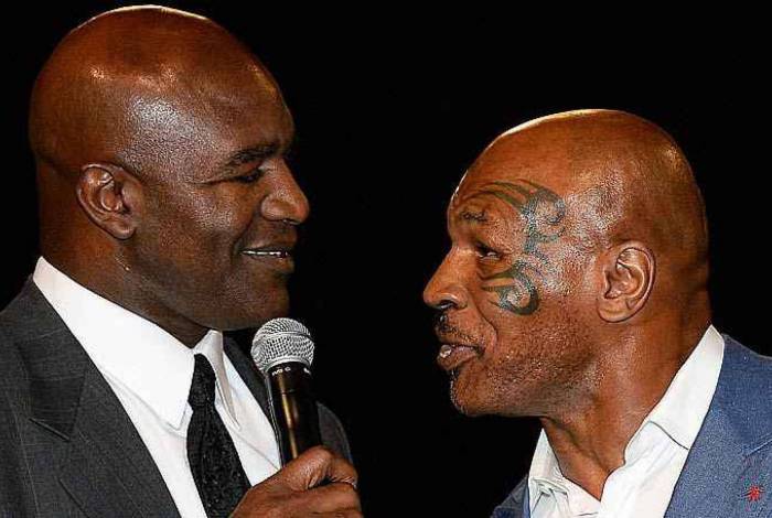 Evander Holyfield e Mike Tyson - AFP