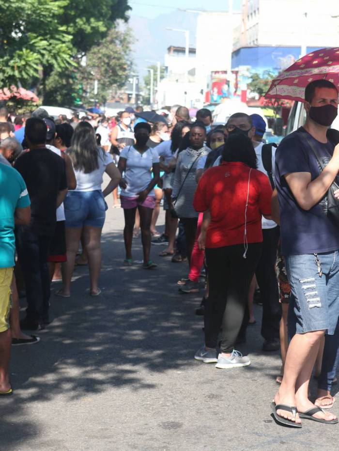 Em Bonsucesso, pessoas formaram fila na ag&ecirc;ncia da Caixa Econ&ocirc;mica Federal