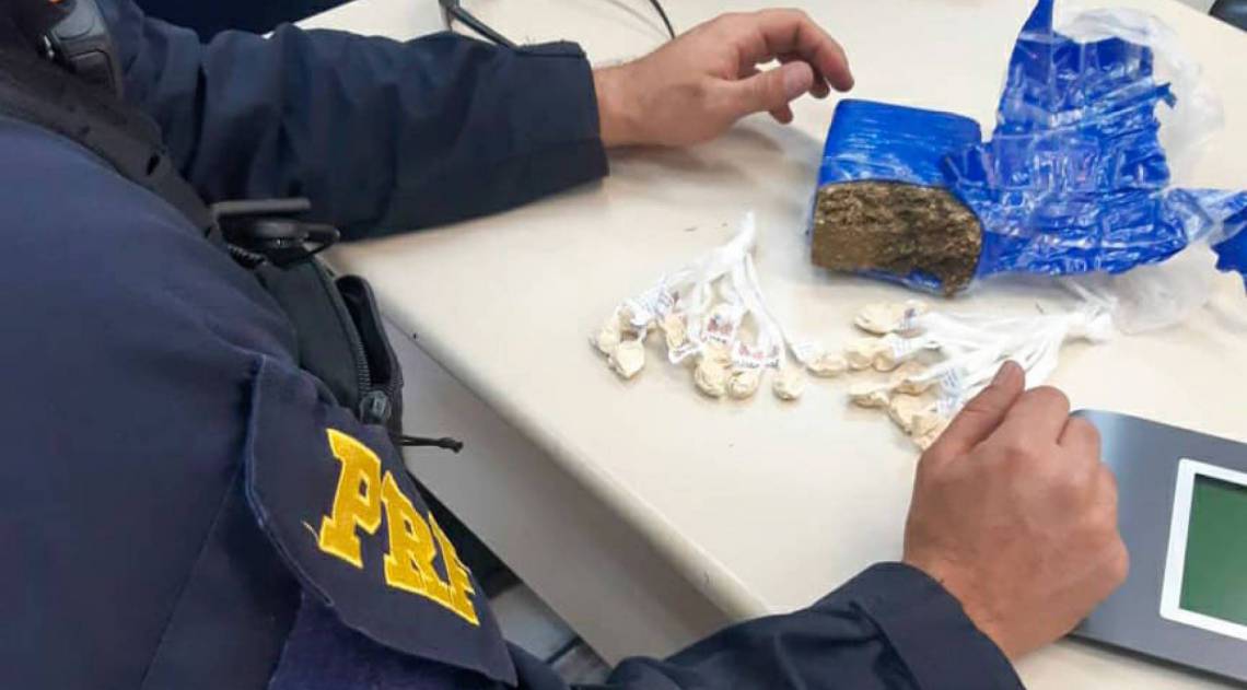 Ao perceber a descoberta da droga pelas equipes da PRF, o motorista se jogou do viaduto e fugiu entre os carros - Divulgação/PRF