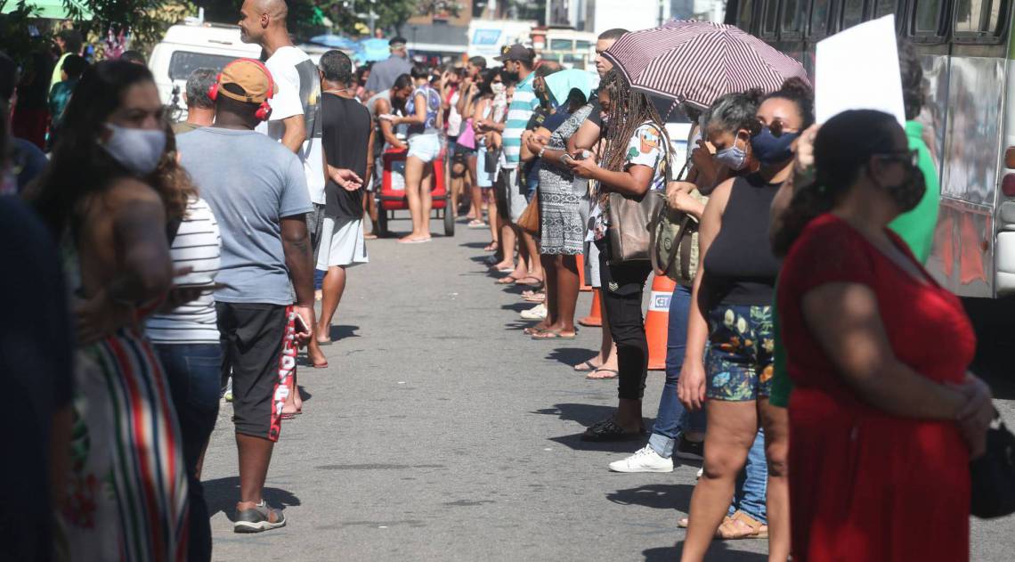 Rio,22/07/2020 -COVID-19 -CORONAVIRUS, BONSUCESSO, fila na Caixa Economica,grande movimentacao de pessoas para pegar mais uma parcela do auxilio emergencial . Na foto, pessoas na fila.Foto: Cleber Mendes/Agência O Dia - Cléber Mendes