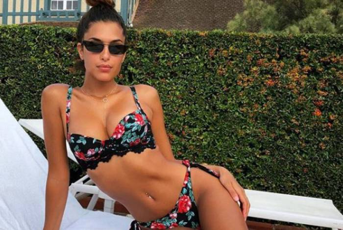 Fotos! Namorada de craque do PSG enlouquece fãs ao posar sensual