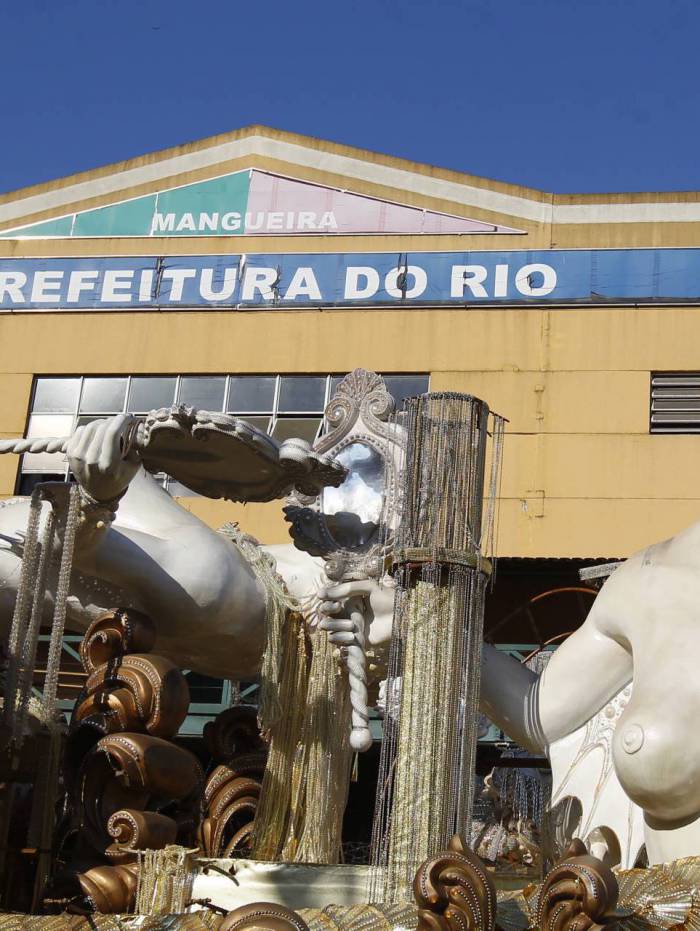 Trabalhos nos barracões da Cidade do Samba estão paralisados devido às indefinições sobre os desfiles do ano que vem